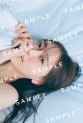 弓木奈於（乃木坂46）1st写真集「天使だったのか」紀伊國屋書店特典のポストカード画像（撮影：三瓶康友 / ワン・パブリッシング）