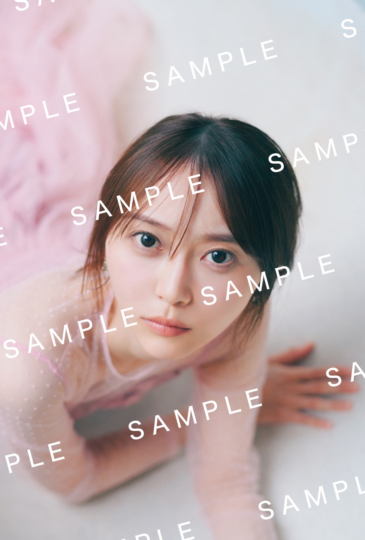 弓木奈於（乃木坂46）1st写真集「天使だったのか」楽天ブックス特典のポストカード画像（撮影：三瓶康友 / ワン・パブリッシング）