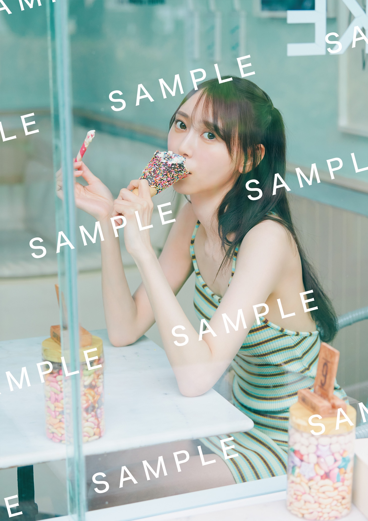 弓木奈於（乃木坂46）1st写真集「天使だったのか」HMV&BOOKS SHIBUYA特典のポスター画像（撮影：三瓶康友 / ワン・パブリッシング）