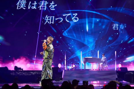大東立樹のピアノをバックに歌う北山宏光。 (c)TOBE Co., Ltd.
