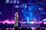 人気画像5位は「北山宏光の初ソロコンサート大成功、ナオト・インティライミも花束持ってお祝いに駆けつける」より、大東立樹のピアノをバックに歌う北山宏光。 (c)TOBE Co., Ltd.