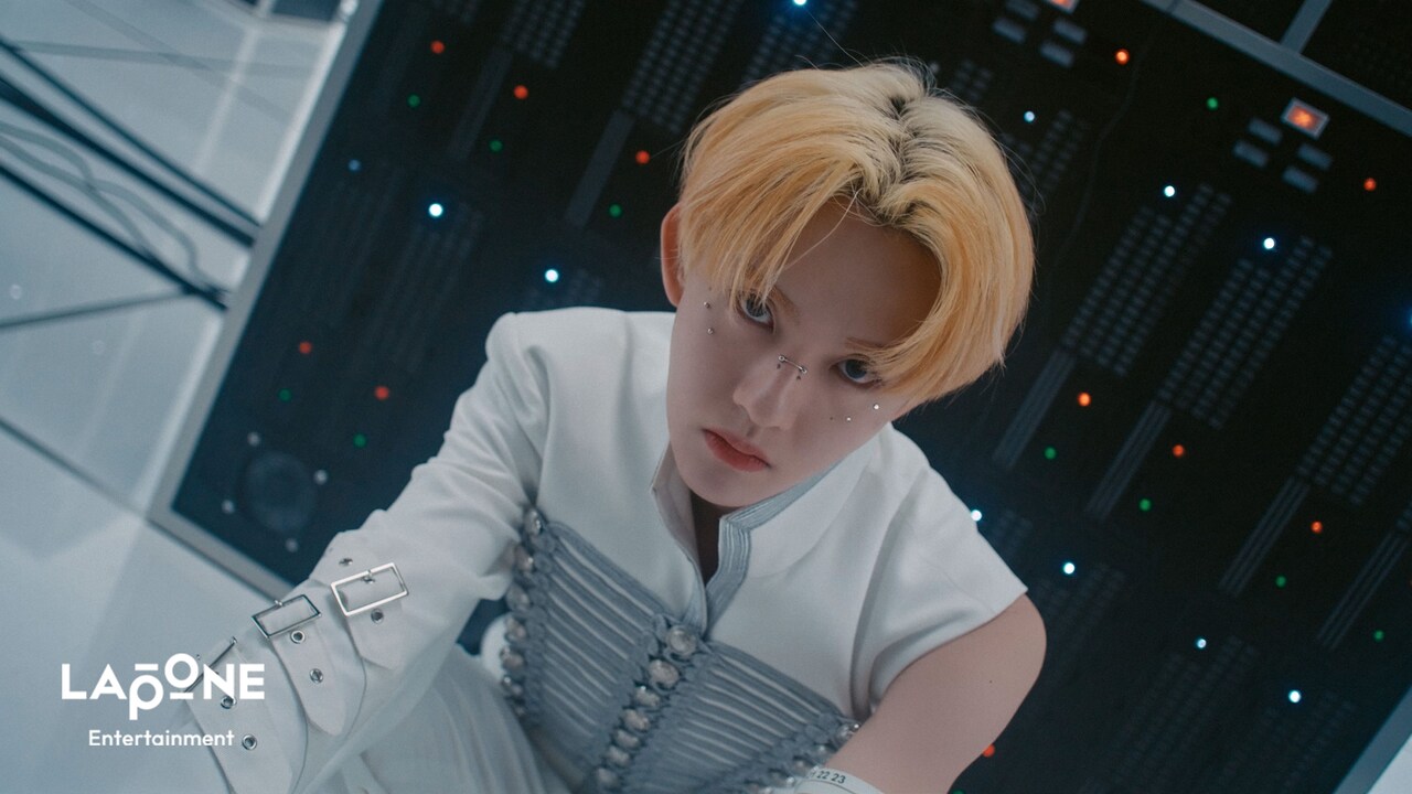 INIメンバーが意味深な表情を浮かべ……新曲「LOUD」ティザー映像公開