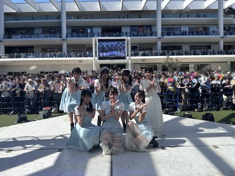 ラゾーナ川崎に集まったファンと記念撮影するSTU48。(c)STU