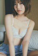 高本彩花の1st写真集「僕の記憶の中で」封入特典ポストカード。(撮影:東京祐)(c)KOBUNSHA