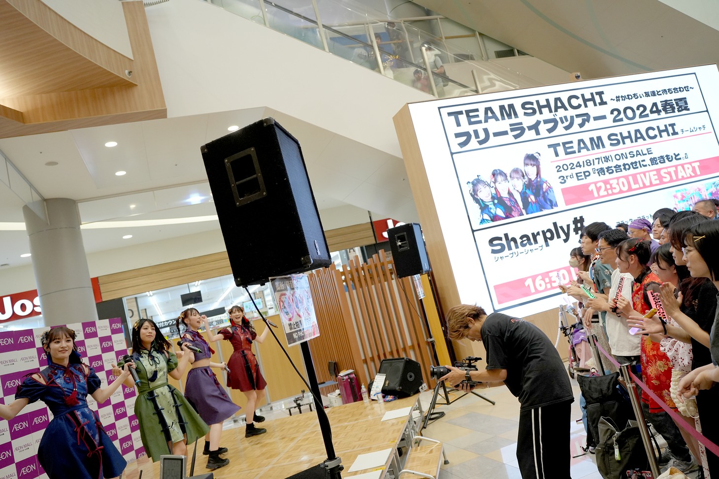 愛知・イオンモール大高でフリーライブを行うTEAM SHACHI。
