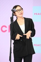 マシロ（Kep1er）が登壇する前、自身のネタ「日系CAと外資系CAの違い」を披露するCRAZY COCO。