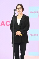 マシロ（Kep1er）が登壇する前、自身のネタ「日系CAと外資系CAの違い」を披露するCRAZY COCO。