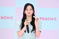 「ジューシーネクターリップスティック」を持つマシロ（Kep1er）。