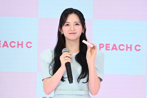 「ジューシーネクターリップスティック」を持つマシロ（Kep1er）。