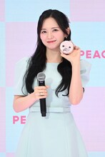 10分でデコレーションしたクッションファンデーションを持つマシロ（Kep1er）。