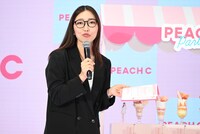 リップをアピールするCRAZY COCO。