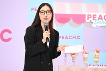 リップをアピールするCRAZY COCO。