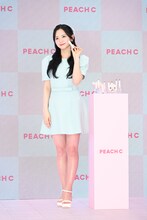 「ジューシーネクターリップスティック」を持つマシロ（Kep1er）。