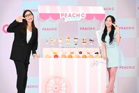 キュートな表情を求められたCRAZY COCO（左）、Kep1erマシロ（右）。