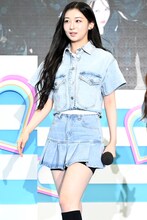 颯爽と登場するカエデ（tripleS）。