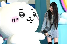 ちいかわに会えて感激するマユ（tripleS）。