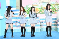 さりげなくカエデの立ち位置をガイドするコトネ（左から2番目）。