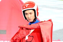 マッサマンポーズをする向井康二ことマッサマン。