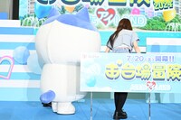 ハチワレの手を引くコトネ（tripleS）。