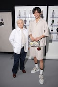 人気画像6位は「Snow Man目黒蓮×Stray Kidsバンチャンがローマで邂逅、FENDIメンズコレクションで」より、バックステージにて。シルヴィア・フェンディと目黒蓮(Snow Man)。