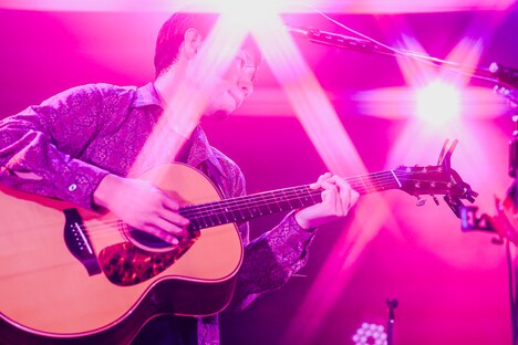 吉田結威（G, Vo）（撮影：松本いづみ）