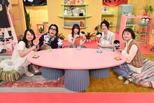 左からイワクラ、高比良くるま、森田ひかる、栗原恵、吉住。(c)テレビ朝日