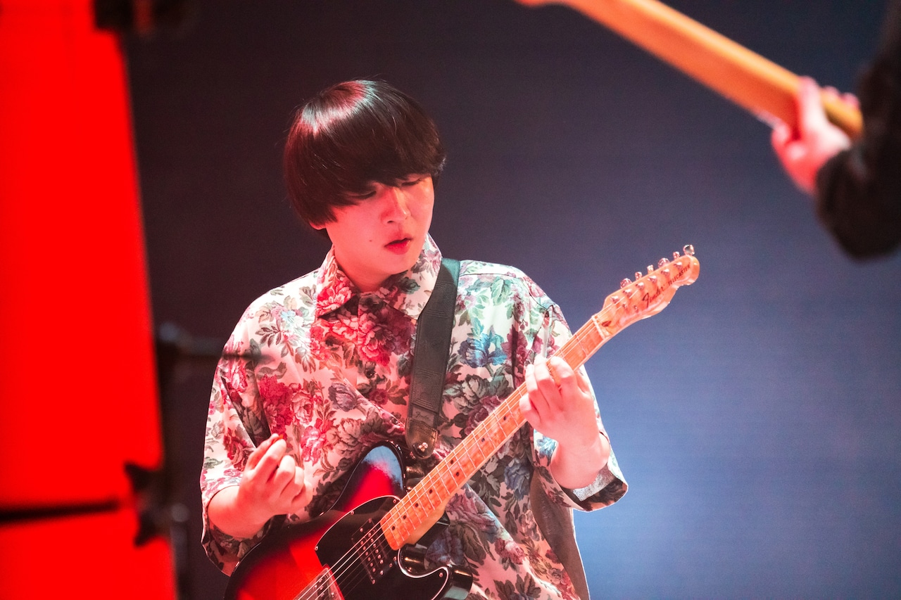 なおや（G）（撮影：オオツボユウガ） - ねぐせ。初の日本武道館公演で