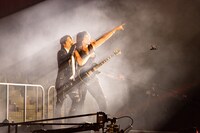 TERU（Vo）とTAKURO（G）。