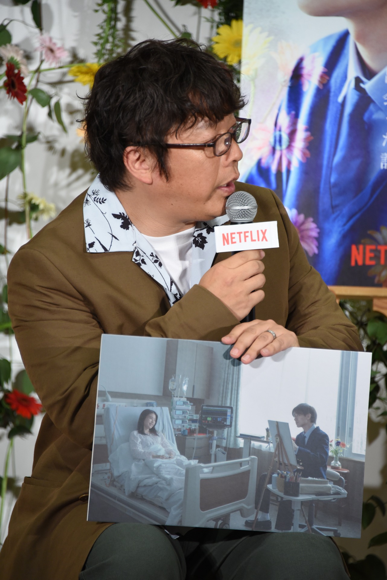 印象深いシーンを紹介する三木孝浩。