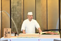 鮨かねさかの寿司職人。