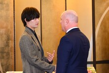 クリストファー・ラクソン首相（右）と英語でコミュニケーションをとるM!LK佐野勇斗（左）。