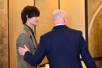 クリストファー・ラクソン首相（右）への挨拶を終えたM!LK佐野勇斗（左）。