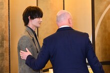 クリストファー・ラクソン首相（右）への挨拶を終えたM!LK佐野勇斗（左）。