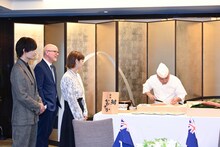 鮨かねさかの職人の包丁さばきを見るM!LK佐野勇斗（左）、上野樹里（右から2番目）。