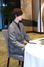 姿勢よく着席する佐野勇斗（M!LK）。