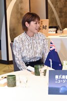 リラックスした様子で会話を楽しむ上野樹里。