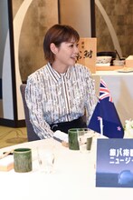 リラックスした様子で会話を楽しむ上野樹里。