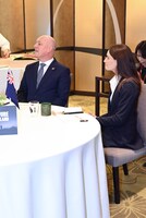 クリストファー・ラクソン首相夫妻。