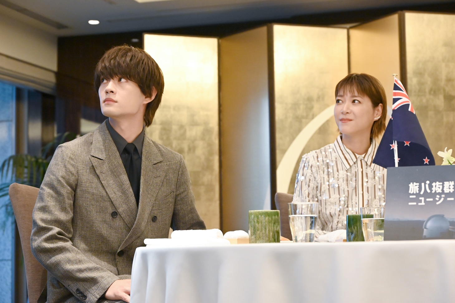 左から佐野勇斗（M!LK）、上野樹里。