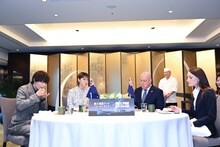 寿司を味わうM!LK佐野勇斗（左）、上野樹里（左から2番目）、クリストファー・ラクソン首相（右から2番目）、アマンダ首相夫人（右）