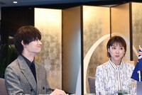 寿司のおいしさに驚くM!LK佐野勇斗（左）、上野樹里（右）。