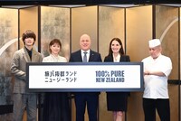 左から佐野勇斗（M!LK）、上野樹里、クリストファー・ラクソン首相、アマンダ首相夫人、鮨かねさか寿司職人。