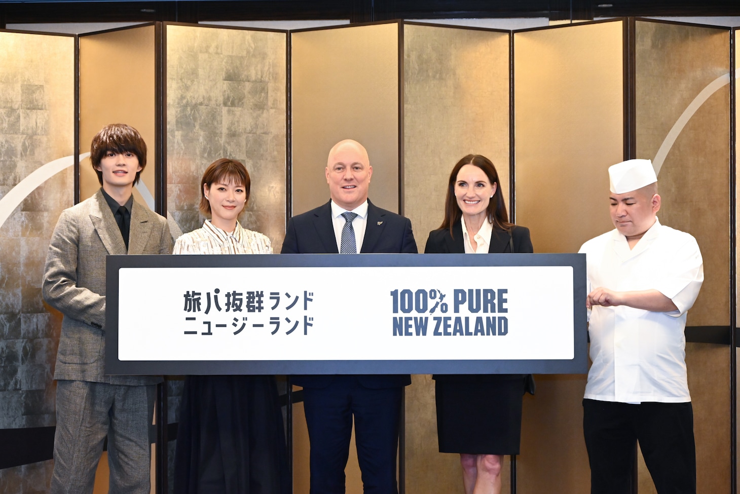 左から佐野勇斗（M!LK）、上野樹里、クリストファー・ラクソン首相、アマンダ首相夫人、鮨かねさか寿司職人。