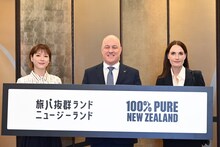 左から上野樹里、クリストファー・ラクソン首相、アマンダ首相夫人。