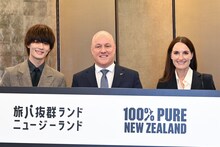 左から佐野勇斗（M!LK）、クリストファー・ラクソン首相、アマンダ首相夫人。