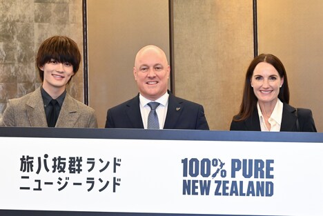 左から佐野勇斗(M!LK)、クリストファー・ラクソン首相、アマンダ首相夫人。