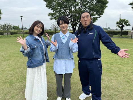 左から磯山さやか、柏木悠（超特急）、秋山竜次（ロバート）。(c)テレビ東京