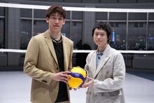 左から石川祐希選手、菅田将暉。 (c)フジテレビ