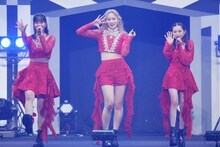 左から下井谷幸穂、佐々木莉佳子、松本わかな。