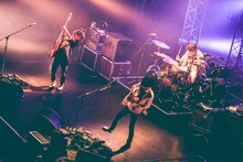 UNISON SQUARE GARDENのライブの様子。（撮影：渡邉一生）